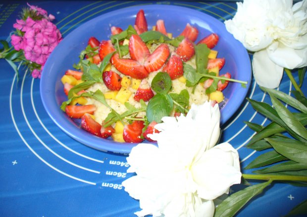 Fotografia przedstawiająca Potrawka z kaszy  jaglanej z truskawkami i mango