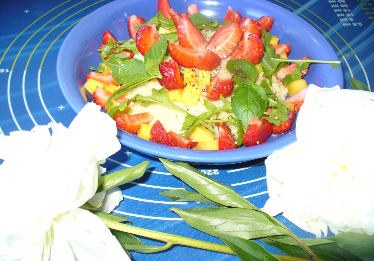 Potrawka z kaszy  jaglanej z truskawkami i mango foto