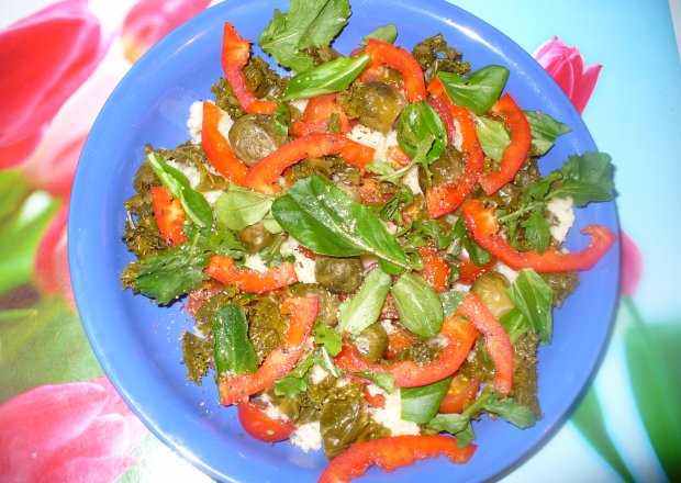 Fotografia przedstawiająca Potrawka z kaszy kuskus z warzywami ,rukolą i roszponką