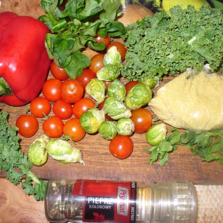 Krok 1 - Potrawka z kaszy kuskus z warzywami ,rukolą i roszponką foto