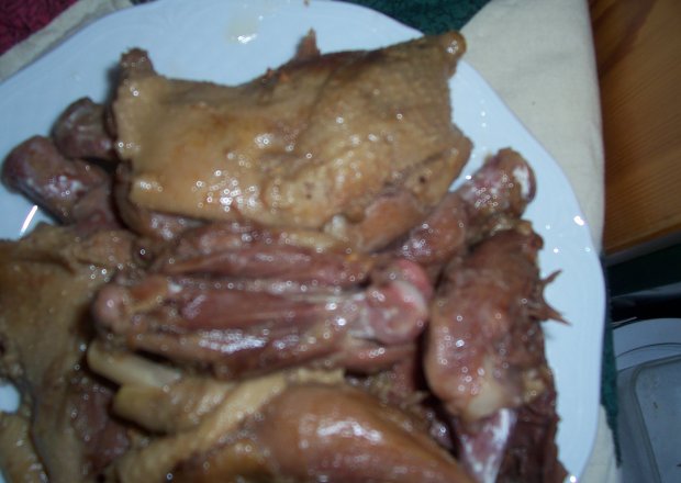 Fotografia przedstawiająca Potrawka z królika w sosie cebulowym
