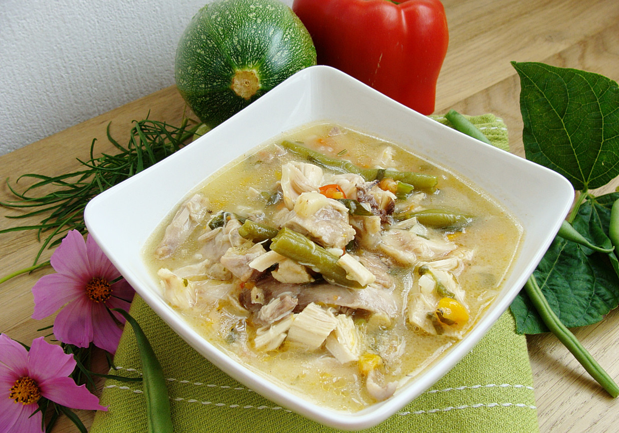 Potrawka z królika z papryką i fasolką szparagową foto