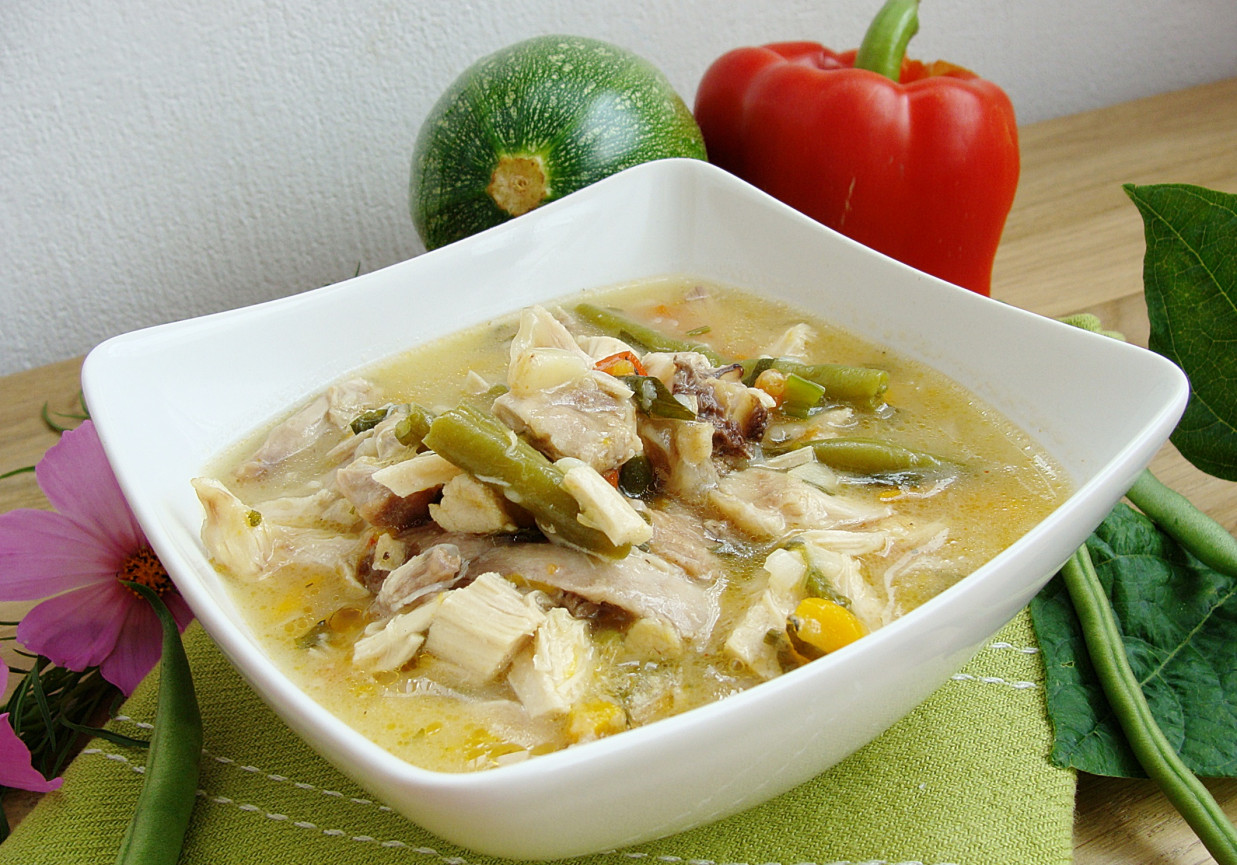 Potrawka z królika z papryką i fasolką szparagową foto