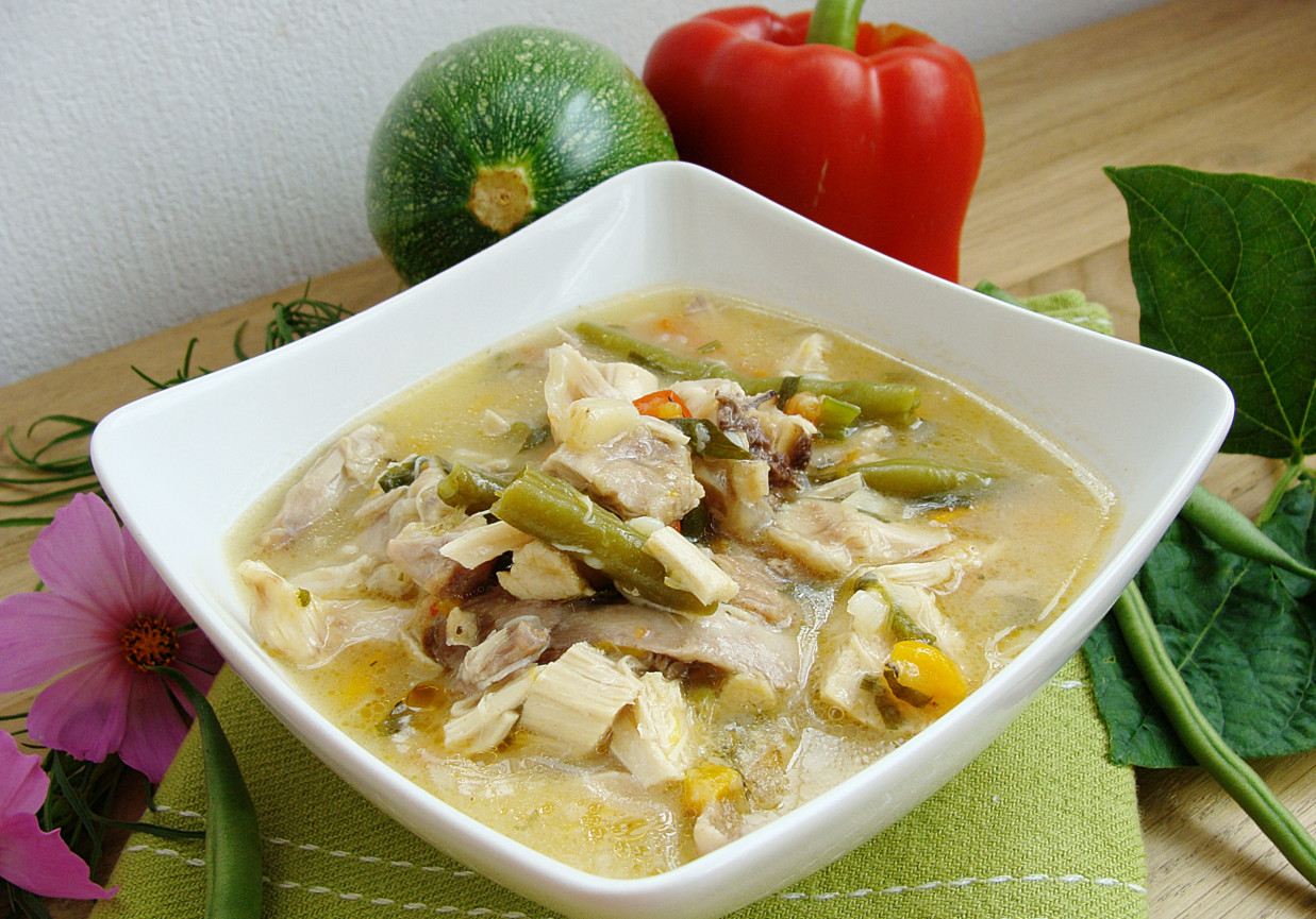 Potrawka z królika z papryką i fasolką szparagową foto