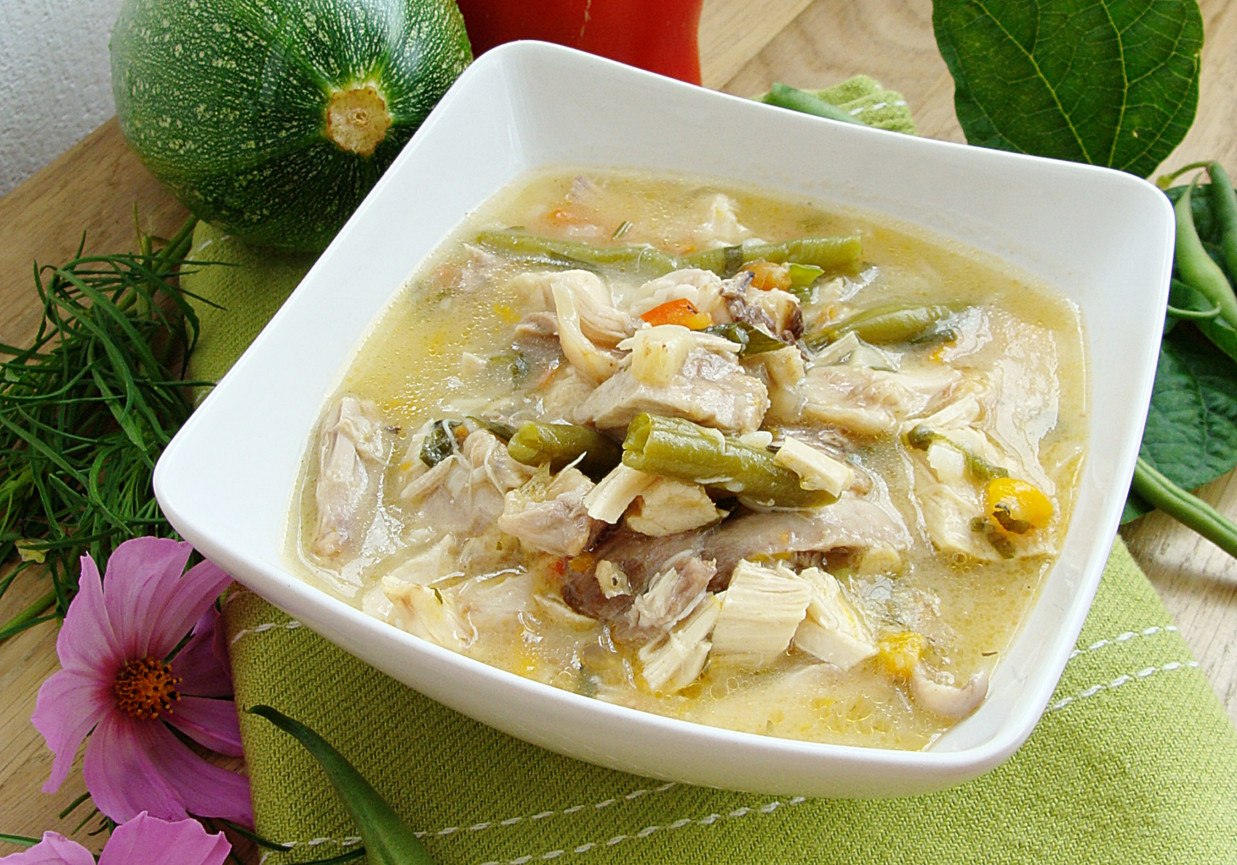 Potrawka z królika z papryką i fasolką szparagową foto