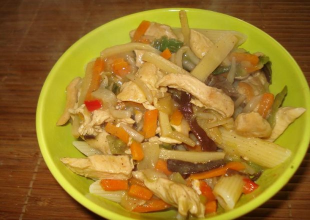Fotografia przedstawiająca Potrawka z kurczaka po chińsku- nieco spolszczona