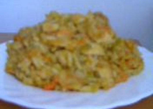 Fotografia przedstawiająca Potrawka z kurczaka ryżu i warzyw