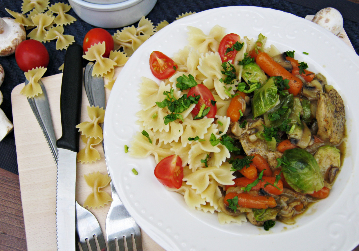Potrawka z kurczaka z brukselką i mini marchewkami foto