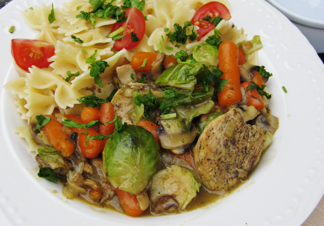 Potrawka z kurczaka z brukselką i mini marchewkami foto