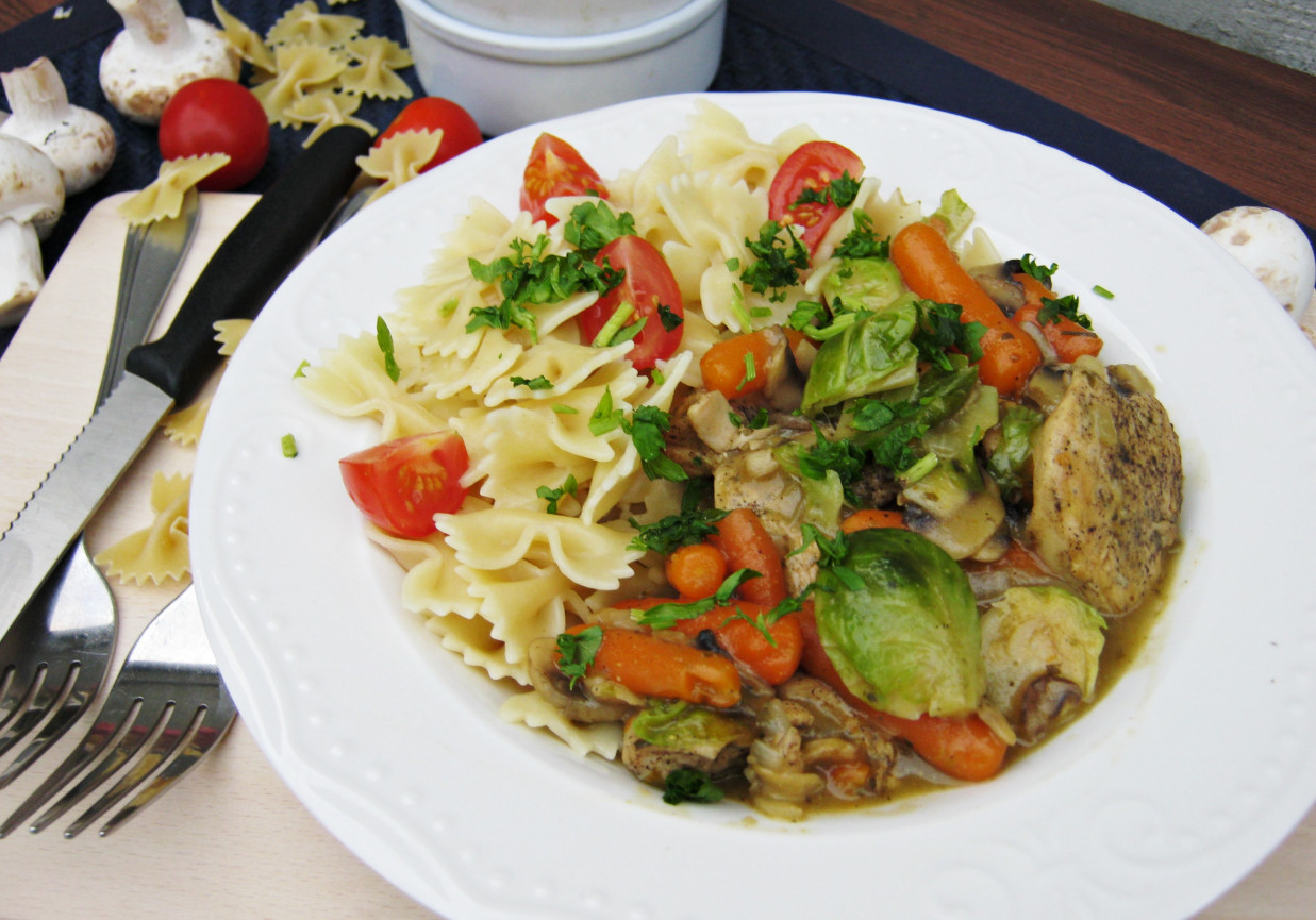 Potrawka z kurczaka z brukselką i mini marchewkami foto