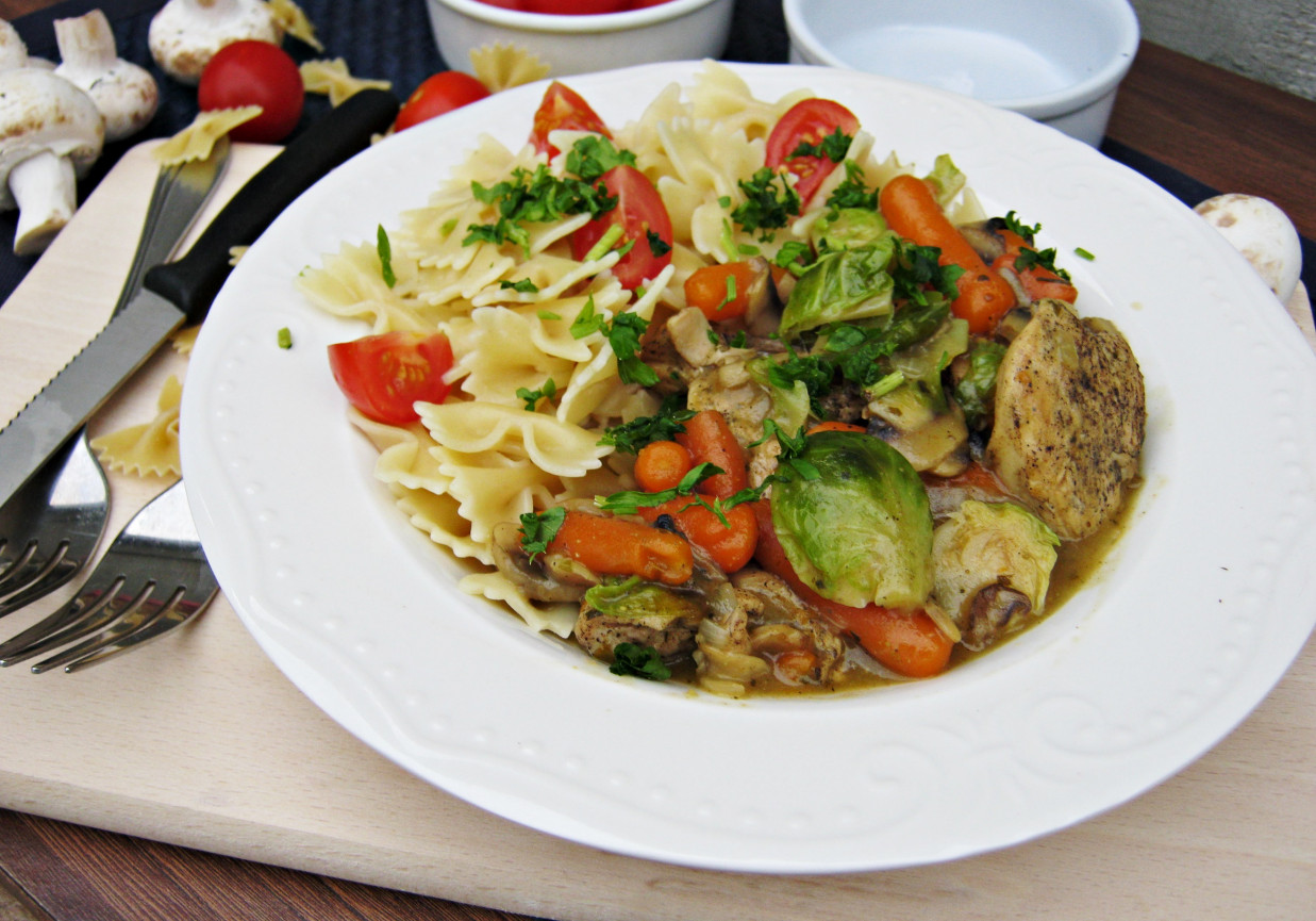 Potrawka z kurczaka z brukselką i mini marchewkami foto