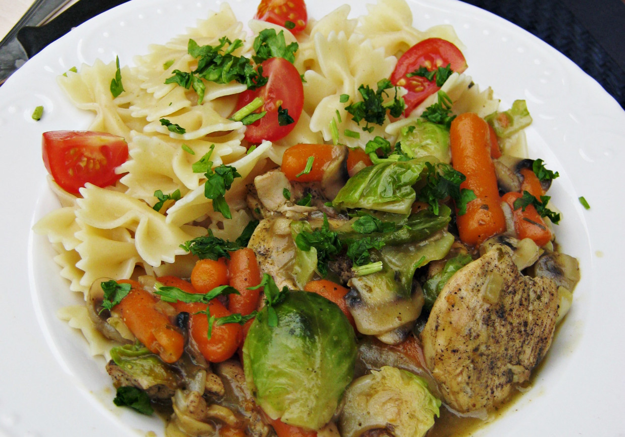 Potrawka z kurczaka z brukselką i mini marchewkami foto