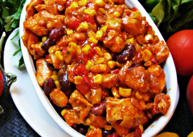 Fotografia przedstawiająca Potrawka z kurczaka z kukurydzą i czerwoną fasolą