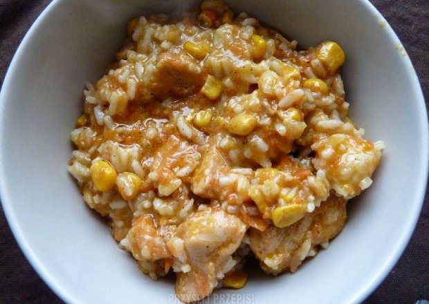 Fotografia przedstawiająca Potrawka z kurczaka z marchewką i kukurydzą