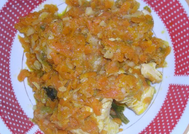 Fotografia przedstawiająca potrawka z kurczaka z marchewką