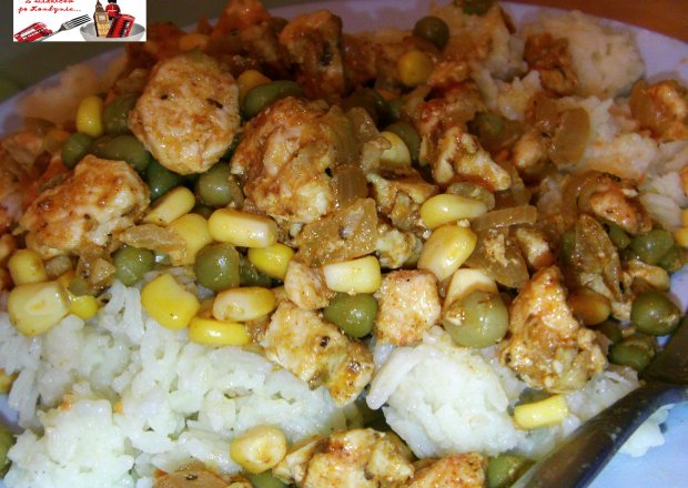 Fotografia przedstawiająca Potrawka z kurczaka z ryżem, groszkiem i kukurydzą