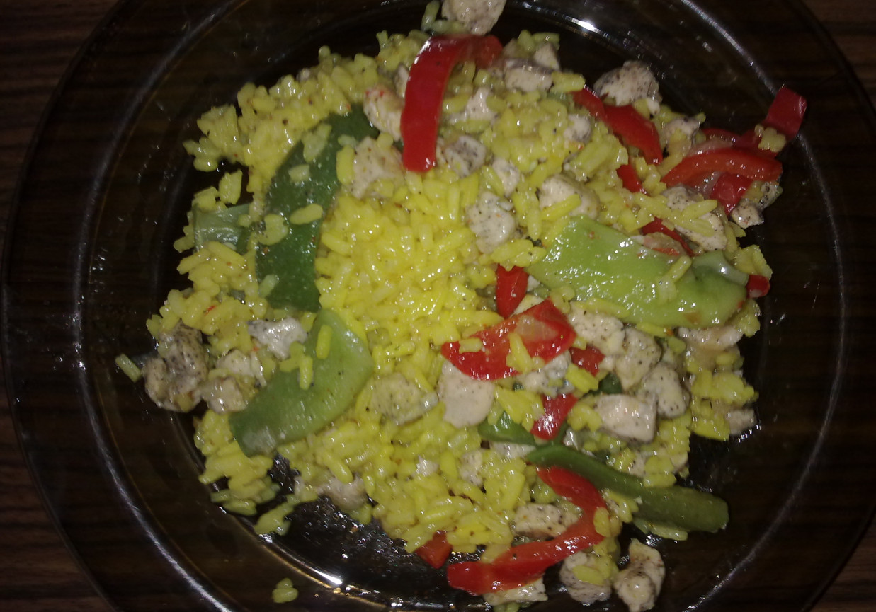 Potrawka z kurczaka z ryżem i warzywami foto