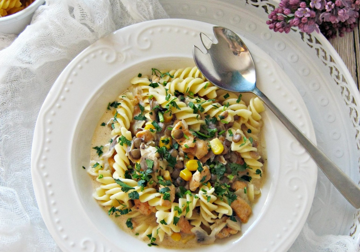 Potrawka z kurczaka z soczewicą i makaronem foto