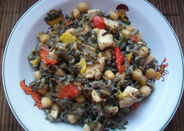 Fotografia przedstawiająca Potrawka z kurczaka z warzywami i dzikim ryżem