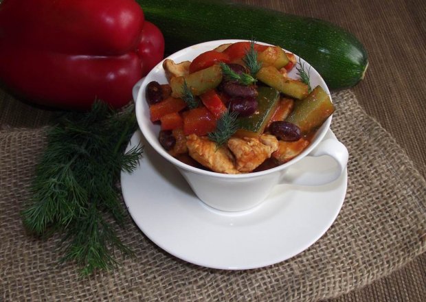 Fotografia przedstawiająca Potrawka z kurczaka z warzywami i fasolą