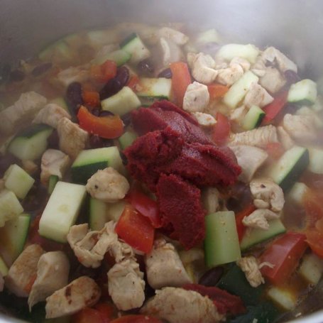 Krok 5 - Potrawka z kurczaka z warzywami i fasolą  foto