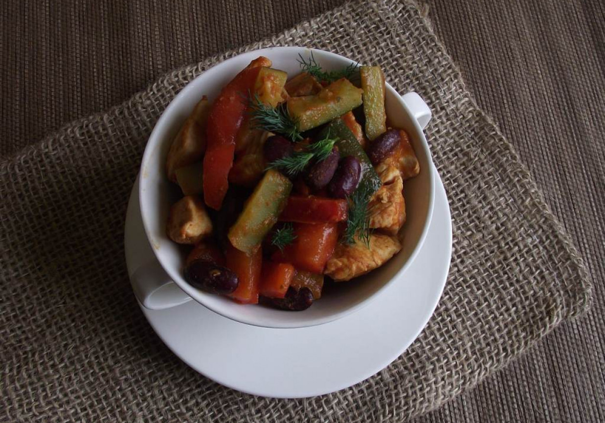 Potrawka z kurczaka z warzywami i fasolą  foto