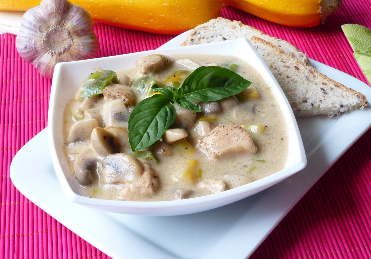 Potrawka z mięsa, warzyw i pieczarek DoradcaSmaku.pl