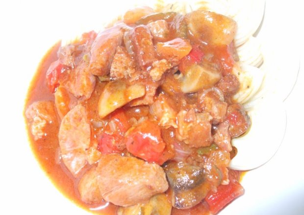 Fotografia przedstawiająca Potrawka z mięsem i warzywami na makaronie