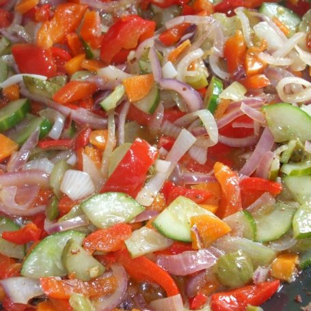 Krok 1 - Potrawka z mięsem i warzywami na makaronie foto