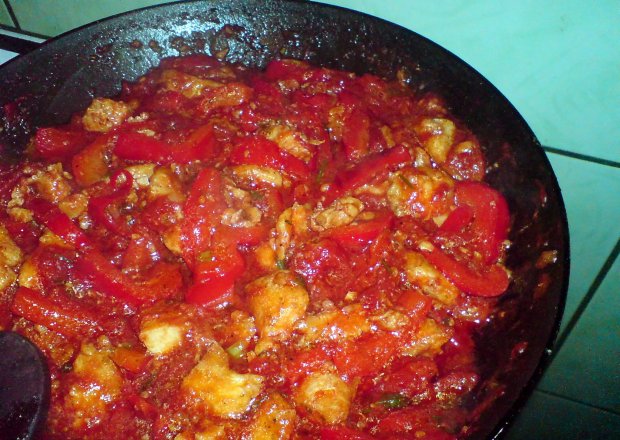 Fotografia przedstawiająca potrawka z ryby w sosie pomidorowo-paprykowym
