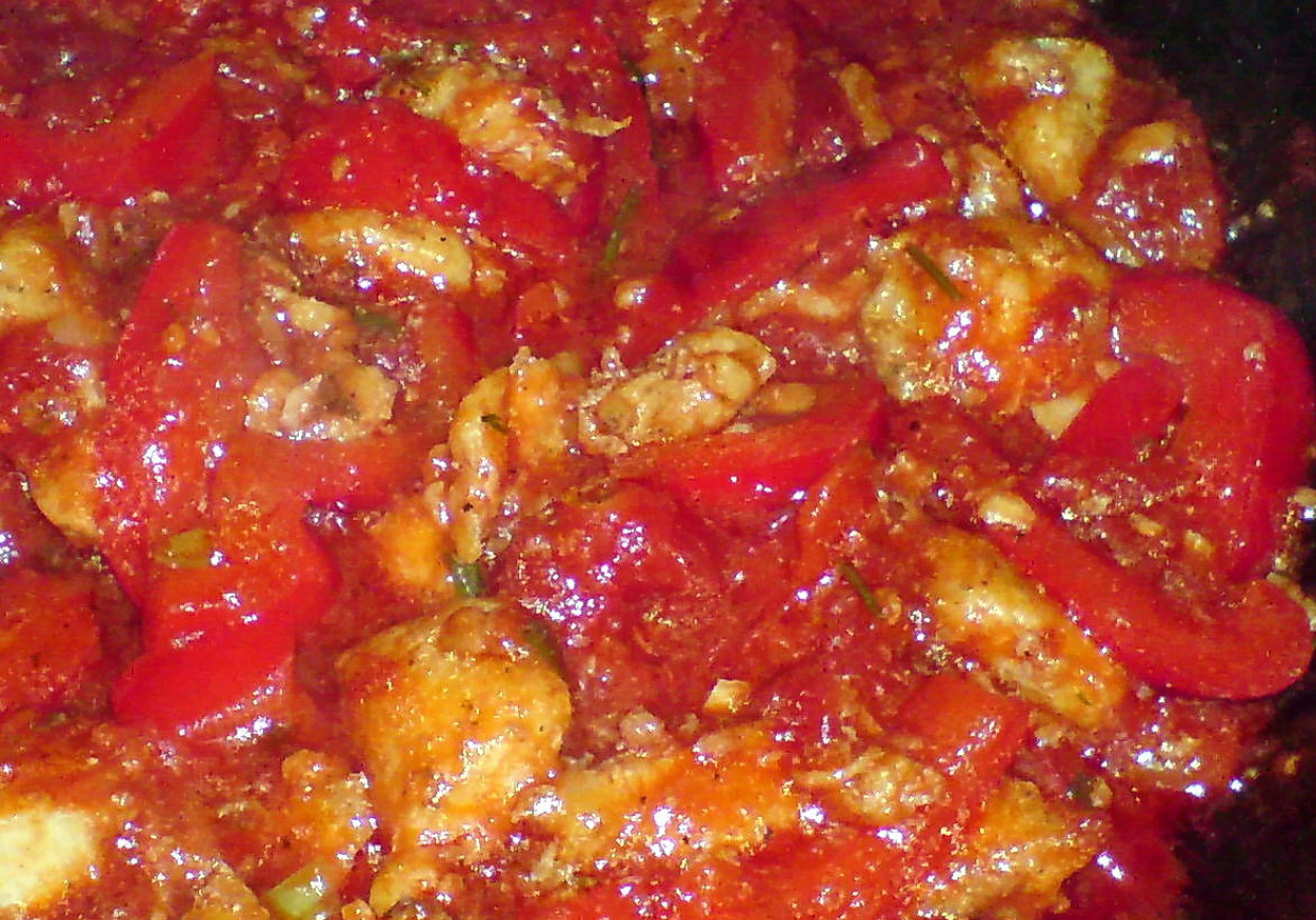 potrawka z ryby w sosie pomidorowo-paprykowym foto