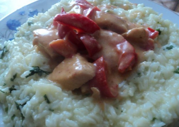 Fotografia przedstawiająca Potrawka z ryżem i kurczakiem