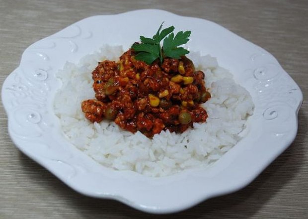 Fotografia przedstawiająca Potrawka z ryżem i mięsem mielonym