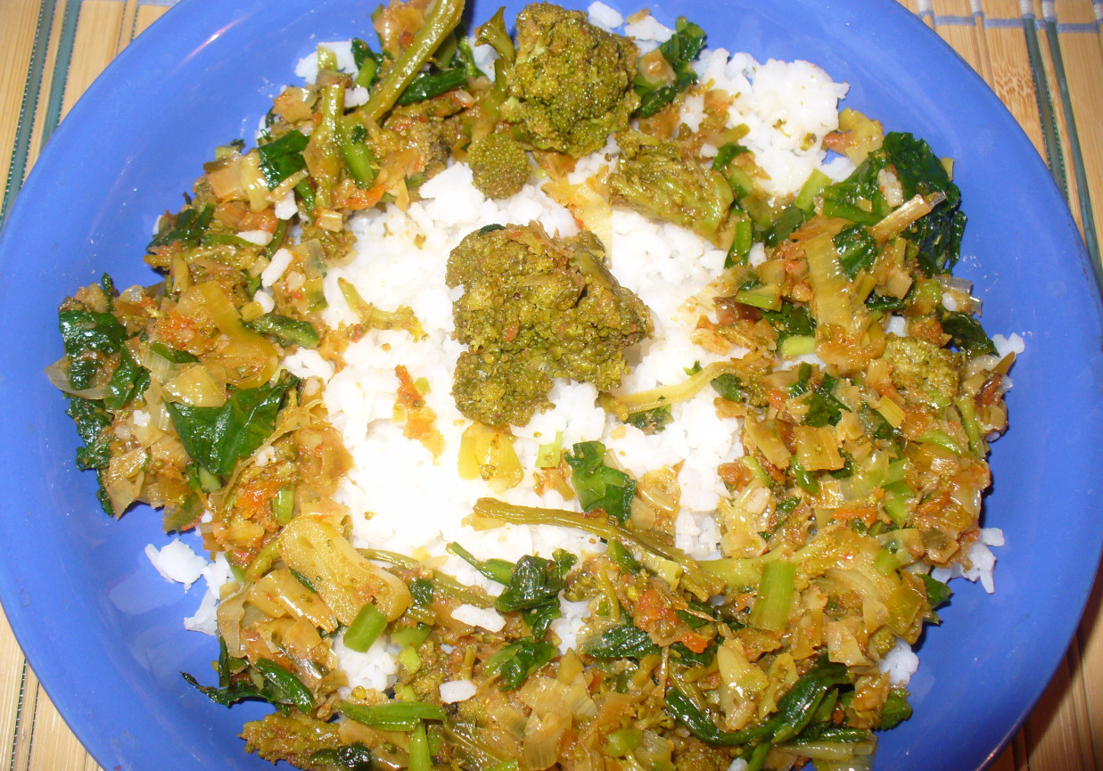 Potrawką z ryżem i warzywami  foto