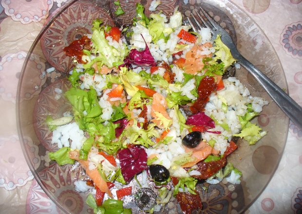 Fotografia przedstawiająca Potrawka z ryżem , mixem sałat i łososiem