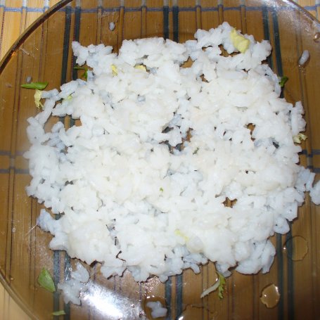 Krok 2 - Potrawka z ryżem , mixem sałat i łososiem  foto