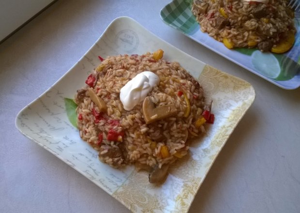 Fotografia przedstawiająca Potrawka z ryżem, pieczarkami i wieprzowiną