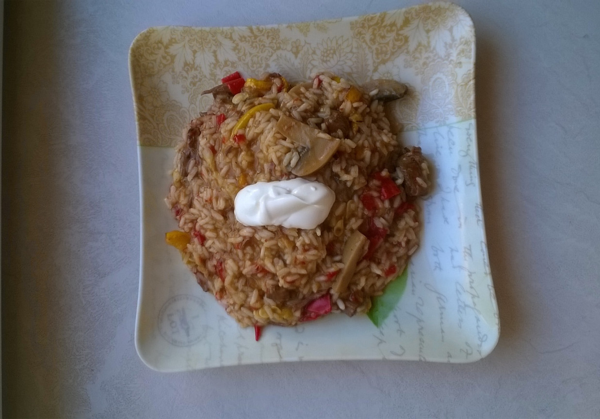 Potrawka z ryżem, pieczarkami i wieprzowiną foto