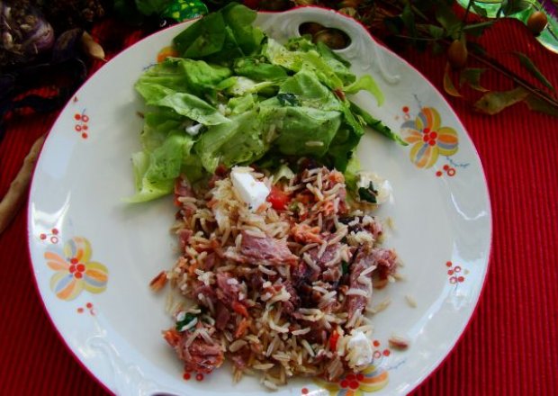 Fotografia przedstawiająca potrawka z ryżu z kozim serem i łososiem