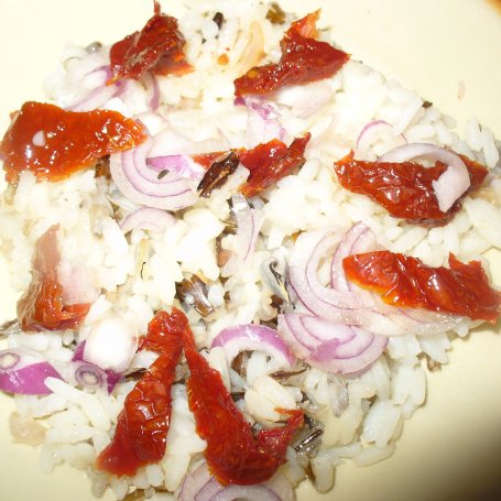 Krok 3 - Potrawka z ryżu z pomidorami suszonymi  ,kurczakiem , marchewką i fasolą czerwoną foto