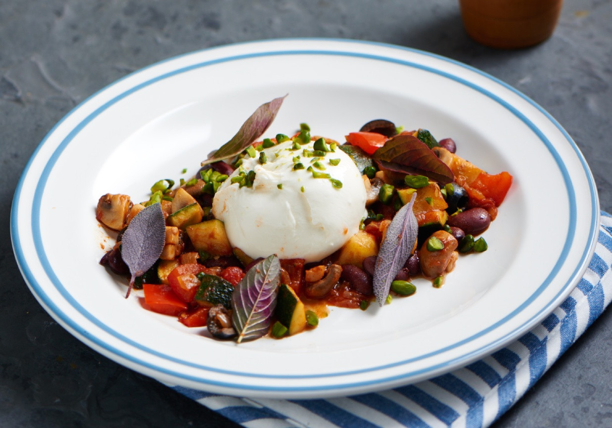 Potrawka z warzyw z serem mozzarella foto