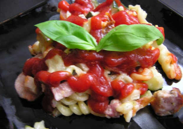Fotografia przedstawiająca Potrójnie serowo-pomidorowa zapiekanka świderkowa