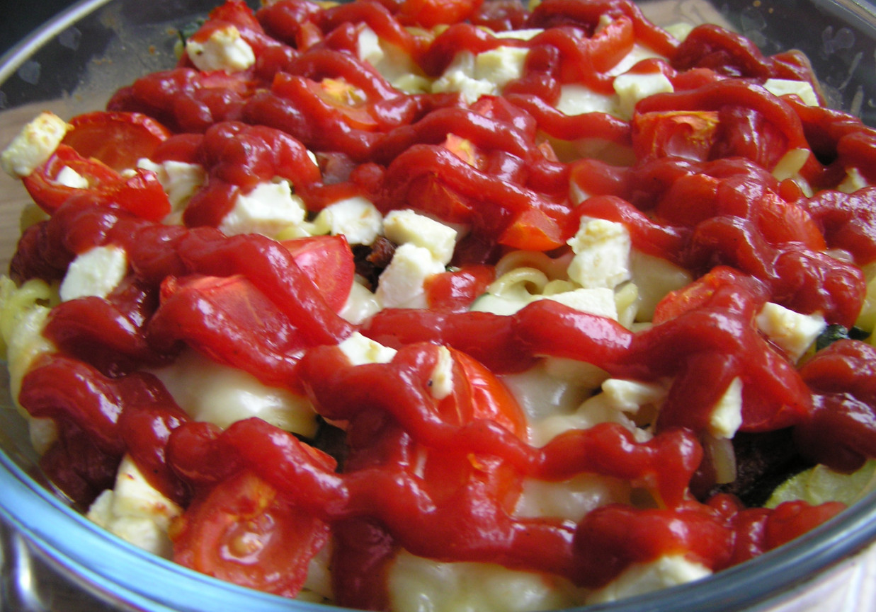 Potrójnie serowo-pomidorowa zapiekanka świderkowa foto