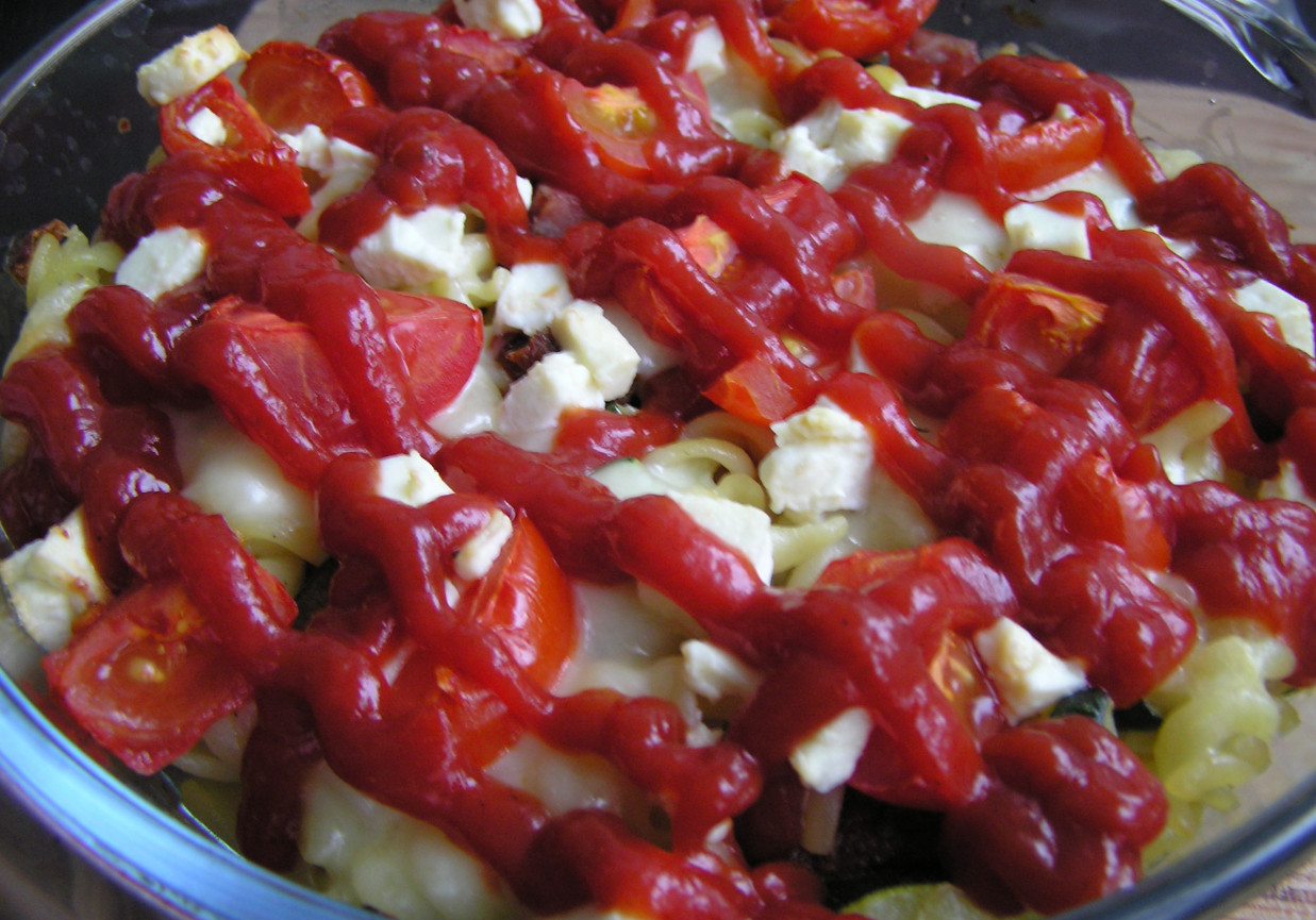Potrójnie serowo-pomidorowa zapiekanka świderkowa foto