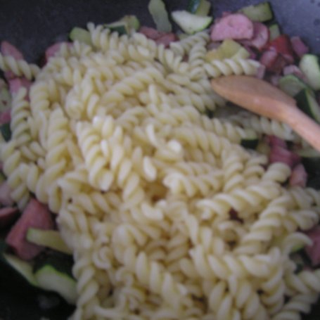 Krok 2 - Potrójnie serowo-pomidorowa zapiekanka świderkowa foto