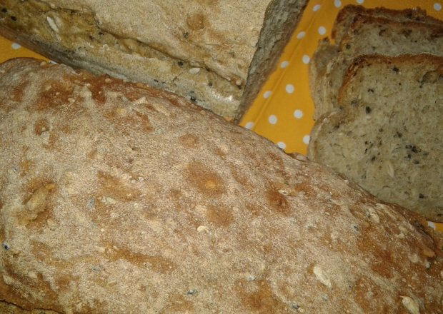 Fotografia przedstawiająca Potrójnie sezamowy chlebek na mące pełnoziarnistej.