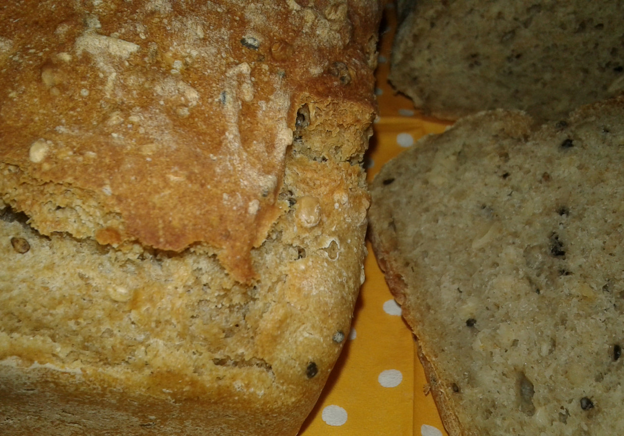 Potrójnie sezamowy chlebek na mące pełnoziarnistej. foto