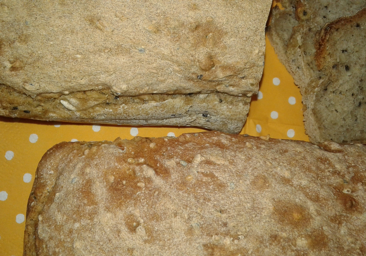 Potrójnie sezamowy chlebek na mące pełnoziarnistej. foto