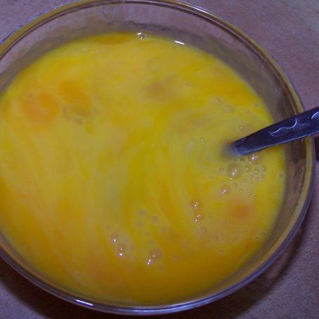 Krok 3 - Pozostając w temacie jaj, czyli jajecznica w wersji na cebuli z pieczarkami. foto