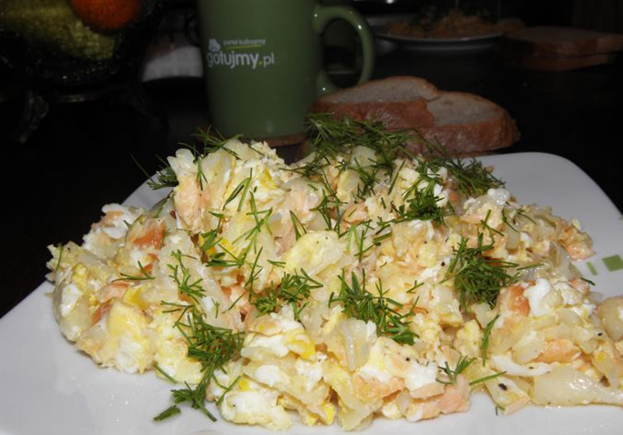 Pożywna jajecznica z łososiem. foto